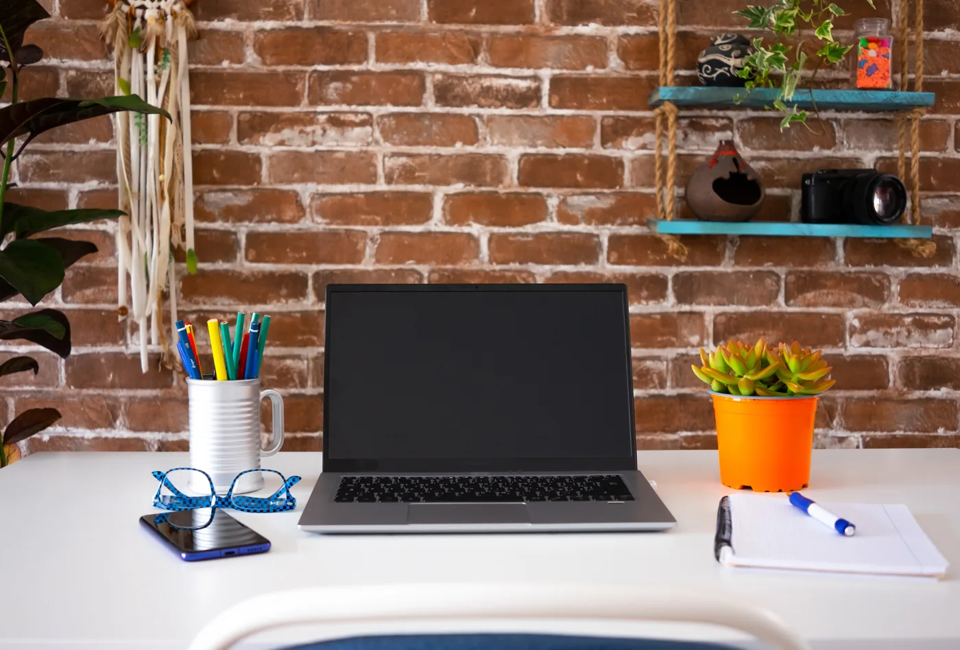 Ordinateur portable dans un bureau aux murs de briques